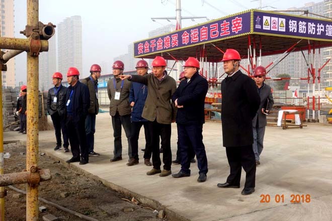 1月20日上午，县委书记王逍霄、县委副书记顾长荣、县卫计委主任强建华等领导一行，视察了由江苏天宇建设集团承建的宝应县人民医院异地新建工程。在项目现场，江苏天宇建设集团有限公司李总向王书记一行详细介绍了该工程施工概况和项目施工进展情况，王逍霄书记仔细听取了汇报，察看了现场，对项目目前进度表示满意，并对下一步本工程施工工作提出了希望和要求。  由江苏天宇建设集团有限公司承建施工的宝应县人民医院异地新建工程项目，为宝应县重点民生工程，该工程建筑施工总面积13.5万平方米，地下一层，地下室面积4.3万平方米。地上部分分住院楼、行政楼、医技楼、门诊楼四部份，2017年7月开工，现阶段该项目正处于土方开挖阶段，由于该项目地下土质较差，为淤泥质土，同时地下前期的预制砼桩比较密集，桩间挖土的难度较大。江苏天宇建设集团项目部组织专门力量进行技术攻关，克服重重困难，采取了分层分段的施工工艺，有效的解决了挖土进度慢的难题，保证了工期和进度。（吴元松、李震东）